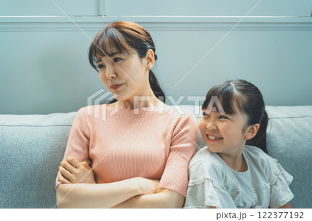 9歳の娘にイライラするママ 9歳の娘にイライラするママ 122377192