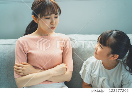 9歳の娘にイライラするママ 122377203