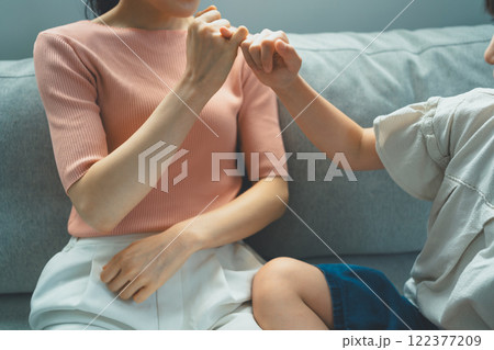 9歳の娘とママ 9歳の娘とママ 122377209