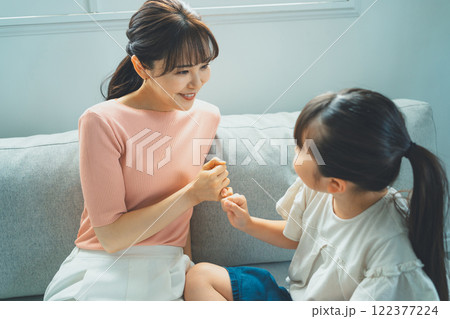 ゆびきりげんまんをする9歳の娘とママ 122377224