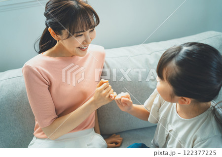 ゆびきりげんまんをする9歳の娘とママ 122377225