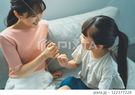 ゆびきりげんまんをする9歳の娘とママ ゆびきりげんまんをする9歳の娘とママ 122377226
