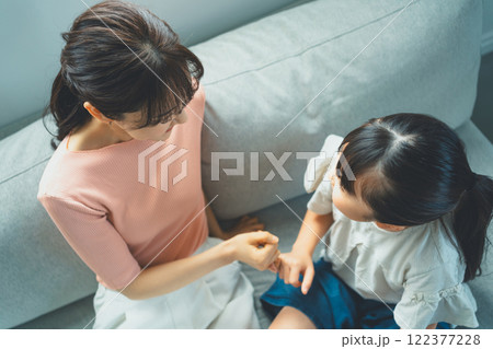ゆびきりげんまんをする9歳の娘とママ ゆびきりげんまんをする9歳の娘とママ 122377228