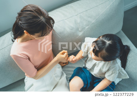 ゆびきりげんまんをする9歳の娘とママ 122377229