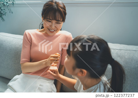 9歳の娘とママ 122377237