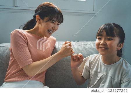 9歳の娘とママ 122377243