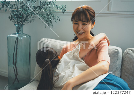 9歳の娘とママ 9歳の娘とママ 122377247