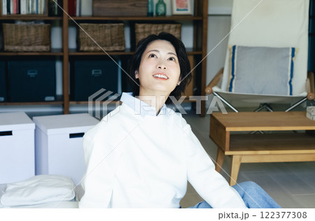 リビングから外を見る女性 122377308
