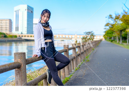 川沿いをウォーキングするかっこいい女性　ポージング　ダイエット　散歩　運動　 122377398
