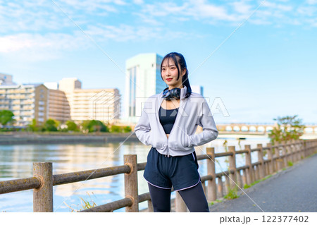 川沿いをウォーキングするかっこいい女性　ポージング　ダイエット　散歩　運動　 122377402