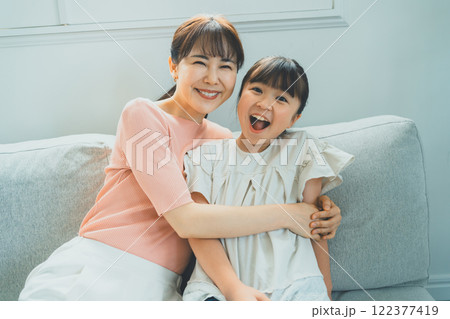 9歳の娘とママ 9歳の娘とママ 122377419
