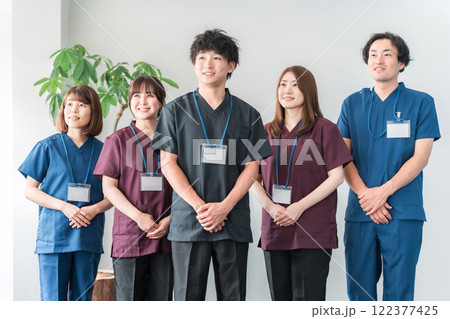 スクラブを着た医師・介護士・整体師の男女 122377425