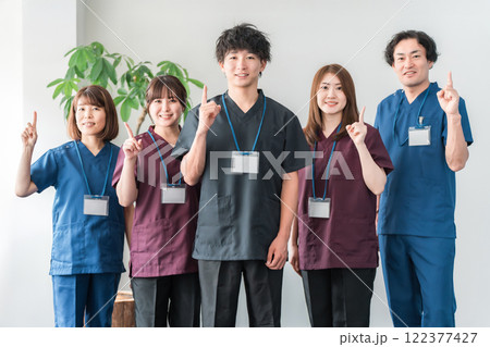 スクラブを着た医師・介護士・整体師の男女 122377427
