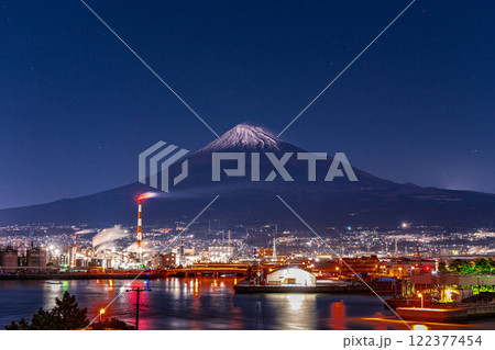 田子の浦からの富士山と工場夜景 122377454