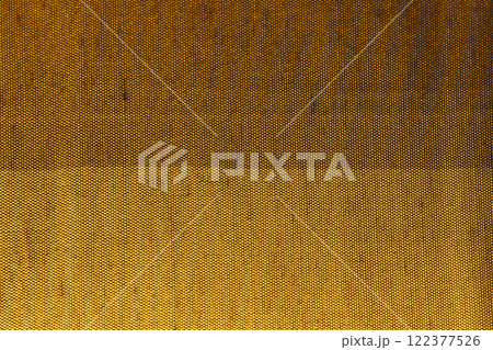 上下に黄茶色と茶色の二色に染め分けられた荒目の織物布 122377526