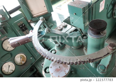 電気機関車の運転台のマスコン 122377783