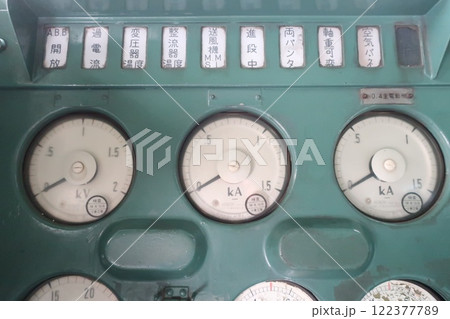 電気機関車の運転台のメーター 122377789