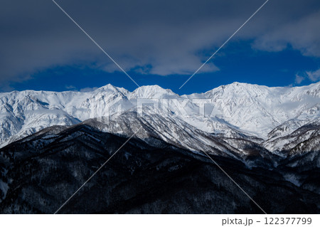 快晴の空と冠雪の北アルプス　長野県白馬村 122377799