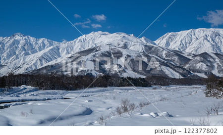 快晴の空と冠雪の北アルプス　長野県白馬村 122377802