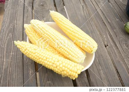 kidneys of raw corn lie on a dark wooden background 122377881
