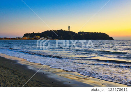 片瀬西浜海水浴場から見た江ノ島の夕景(神奈川県藤沢市) 片瀬西浜海水浴場から見た江ノ島の夕景(神奈川県藤沢市) 122378611