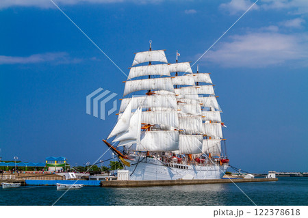 (とやまビューポイント)　初夏の海王丸パーク 総帆展帆 5月 122378618