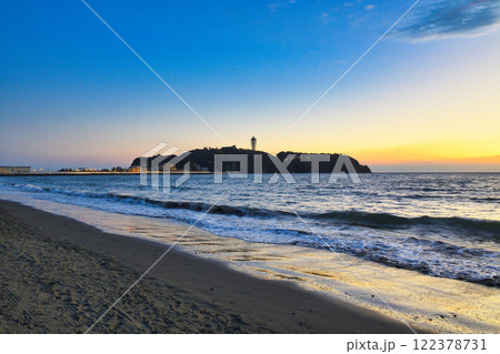 片瀬西浜海水浴場から見た江ノ島の夕景（神奈川県藤沢市） 122378731