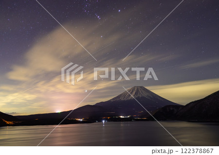 本栖湖に映る雲と富士山 本栖湖に映る雲と富士山 122378867