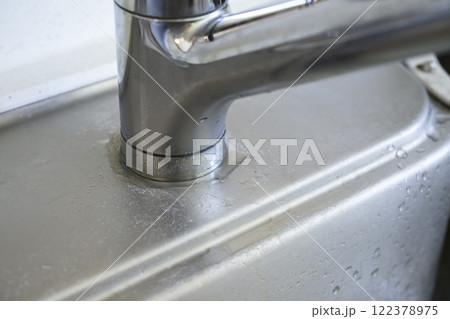 水漏れしている蛇口（実際の様子） 122378975