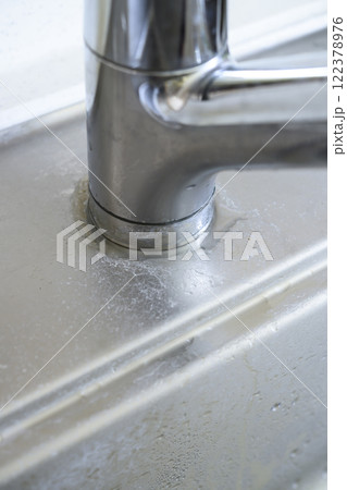 水漏れしている蛇口（実際の様子） 122378976