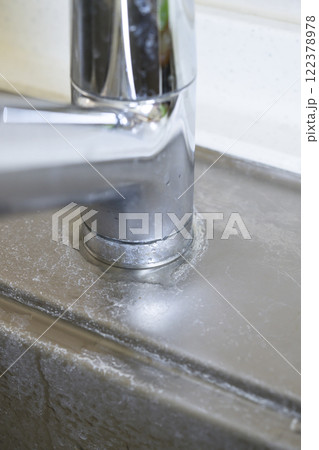 水漏れしている蛇口(実際の様子) 水漏れしている蛇口(実際の様子) 122378978