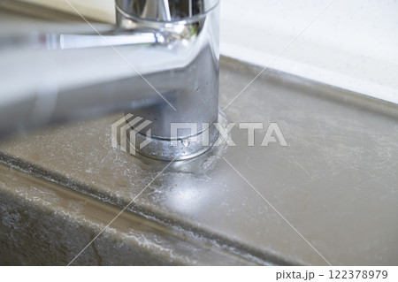 水漏れしている蛇口(実際の様子) 水漏れしている蛇口(実際の様子) 122378979