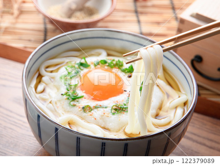 滑らかで栄養満点！ 月見とろろうどん （ 山かけうどん ） 122379089