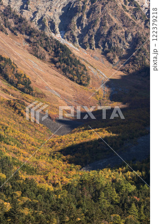上高地の紅葉と山の影 122379218