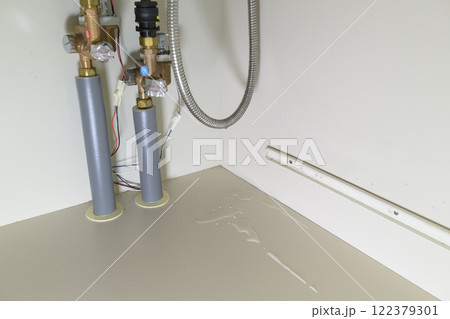 水漏れしている蛇口（実際のシンク下の様子） 122379301