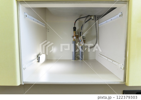 水漏れしている蛇口（実際のシンク下の様子） 122379303