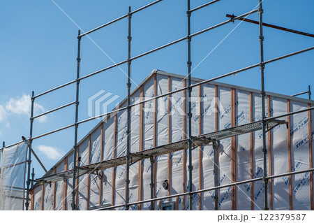 建築現場の足場　 122379587