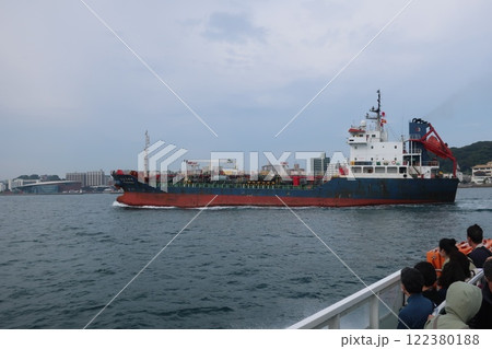 関門海峡を航行する船舶 関門海峡を航行する船舶 122380188