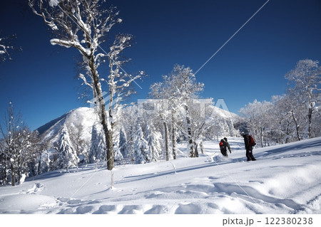 厳冬のルスツリゾートスキー場のWest Mt.から尻別岳方面へバックカントリーに行くボーダー 122380238
