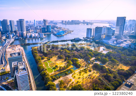 日本の東京都市景観 令和7年・新時代へ。築地市場跡地などを望む。再開発へ…＝1月23日 122380240