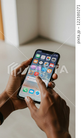 スマホを操作する男性の手元 122380271