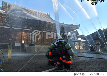 文化財防火デー 鶴林寺の消防訓練 本堂への放水 文化財防火デー 鶴林寺の消防訓練 本堂への放水 122380337