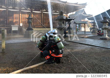 消防訓練 鶴林寺の本堂へ放水 消防訓練 鶴林寺の本堂へ放水 122380345