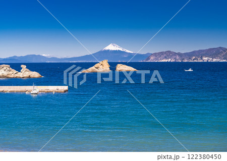 《静岡県》富士山と牛着岩・雲見海岸のながめ 122380450