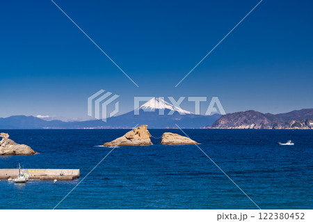 《静岡県》富士山と牛着岩・雲見海岸のながめ 《静岡県》富士山と牛着岩・雲見海岸のながめ 122380452