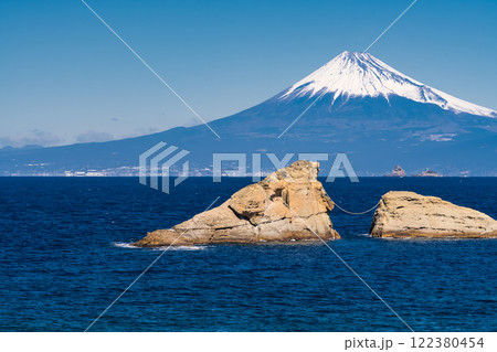 《静岡県》富士山と牛着岩・雲見海岸のながめ 《静岡県》富士山と牛着岩・雲見海岸のながめ 122380454