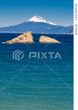《静岡県》富士山と牛着岩・雲見海岸のながめ 《静岡県》富士山と牛着岩・雲見海岸のながめ 122380458
