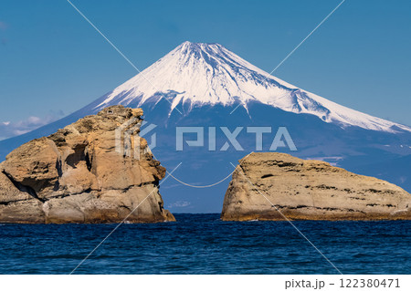 《静岡県》富士山と牛着岩・雲見海岸のながめ 122380471