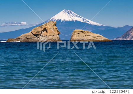 《静岡県》富士山と牛着岩・雲見海岸のながめ 122380472