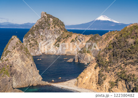 《静岡県》雲見千貫門から望む富士山・西伊豆 122380482